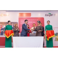 Mr. Luan Nguyen, President Cargill Vietnam exchanges newly signed MoU with CARE International Country Director Ms Le Kim Dung at a ceremony in Hanoi
