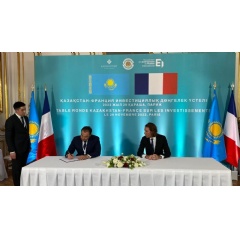 Alstom and Kazakhstan Railways signing cooperation agreement for locomotive fleet renewal and maintenance support.