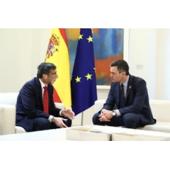 The Spanish Prime Minister Pedro Snchez receives GlobalLogic CEO Nitesh Banga.