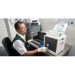 © Kyaw Win Hlaing
Hepatitis C viral load testing by Than Sitt Charity Clinic laboratory technician, Yangon, Myanmar