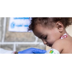 UNICEF Yemen/2022/Al-Haj
A child is screened for severe wasting using a mid-upper arm circumference (MUAC) tape, at a UNICEF-supported mobile clinic in Mazhar district, in Raymah Governorate, Yemen.