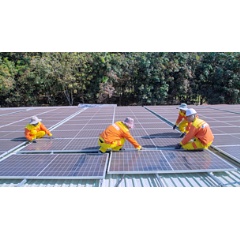 Solar technicians installing solar panels
 Hoan Ngoc / Pexels