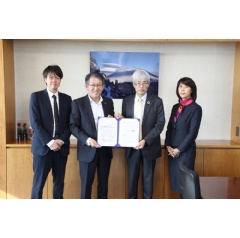 Left to right: Naoki Nishizawa, Vice President, Members Co., Ltd.; Jake Yamashita, Chairperson, Ricoh; Tokuya Wada, Vice-Minister of the Environment; Hiroko Miyazaki, Managing Director, 3M Japan Limited