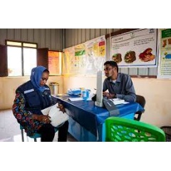 © WHO / Ala Kheir
WHO Surveillance Officer Hibat Elbushra speaks to a doctor in Um Rakuba Refugee Camp in eastern Sudan on 17 August 2022.