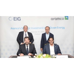 At the signing ceremony, front row, from left: MidOcean Energy CEO De la Rey Venter and Aramco Upstream President Nasir K. Al-Naimi. Back row, from left: EIG Chairman and CEO Blair Thomas and Aramco President & CEO Amin H. Nasser.