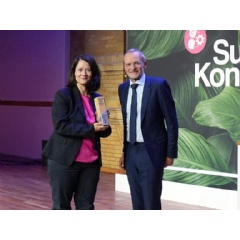 Melanie Kubin-Hardewig, Vice President Group Corparate Responsibility, Deutsche Telekom AG (left) and Prof. Dr. Alexander Bassen, University Hamburg. © Berlin Institut Supply Chain Management GmbH, Mühle Fotografie (Michael Mühle)