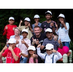 UNICEF/UNI471395/Mukherjee
UNICEF Goodwill Ambassador David Beckham meets children and adolescents in Ahmedabad, Gujarat state, India.