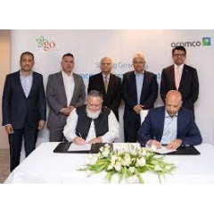Aramco Executive Vice President of Products & Customers, Yasser Mufti, sitting right, signs the agreement with GO founder & CEO Khalid Riaz, sitting left. Standing, from left: Aramco International Retail (see complete caption below)