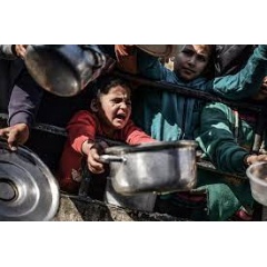UNICEF/UNI495569/ZAGOUT
Shaima, 8-years-old, waits her turn in the crowd to get a meal from a charitable hospice that distributes free food in the city of Rafah, southern Gaza Strip. (see complete caption below)