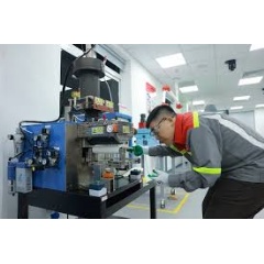 Henkel expert operating the 2D PUR machine in Thanh Hoas Application Center.