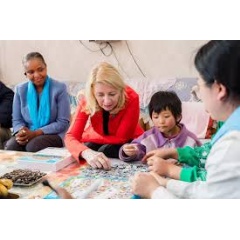 UNICEF/UNI665712/Ma
UNICEF Executive Director Catherine Russell meets 7-year-old Jiani in China’s Ningxia Hui Autonomous Region.