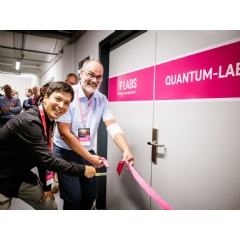 Oliver Holschke and Marc Geitz open the quantum lab of Deutsche Telekom. © Deutsche Telekom/Reinaldo Coddou H. 2023