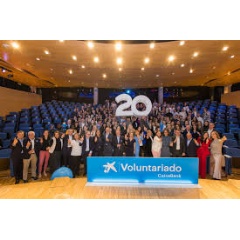 Family photo from the ’CaixaBank Volunteer Meeting’ to commemorate the 20th anniversary of CaixaBank Volunteering.