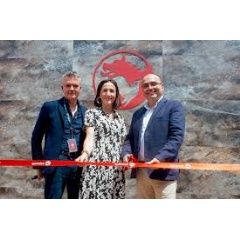 Opening of the modernized Symrise location in Pasaje (Ecuador) –
f.l.t.r.: Fabrice Bohin, President F&B Naturals, Aurélie Pellé, Product Director F&B Naturals & Felipe Cuevas, F&B Naturals LATAM, all Symrise