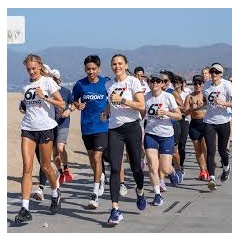 Jennifer Garner, Becs Gentry and supporters run the final mile of Garner’s 67 day challenge to help children suffering from malnutrition through Save the Children’s #67Strong4Kids campaign. Photo courtesy of Brooks Running.