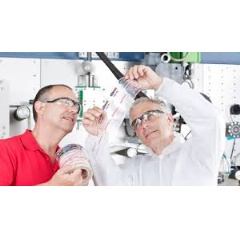Henkel is proud to announce its strategic cooperation with Ravenwood Packaging.Two people looking at a label.