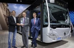 From left to right: Sascha Böhnke, Omnibusrevue; Hartmut Schick, Head of Daimler Buses; Till Oberwörder; Head of Marketing, Sales & Aftersales Daimler Buses