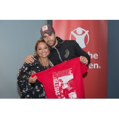 Enrique Iglesias meets Sheila Gutierrez Romero, who teaches children enrolled in Save the Children’s Healing and Education for the Arts or HEART program in Mexico City, backstage at his concert in Las Vegas. Photo by Susan Warner/Save the Children.