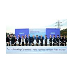 Groundbreaking at Ulsan: Christian Hartel (of WACKER’s Exec. Board, 7th from left), Peter Summo (WACKER POLYMERS’ president, 8th from left), Dal-Ho Cho (WACKER Korea’s head, 6th from left) and Ki-Hyun Kim (mayor of Ulsan, 9th from left)