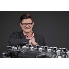 Henrik Eng and a 13-litre gas engine.
Photo: Dan Boman 2017Dan Boman 2017