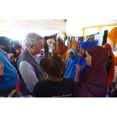 During a visit to a women’s centre in Dadaab, Kenya Grandi reassured refugees of UNHCR’s continued support.   © UNHCR