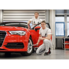 Alexander Herbig and Alexander Ochsenkühn (r.), had the idea of marking torque‑wrench sockets green and red. The color system eases the fitting of the sockets, prevents the wrong use of the tool and therefore saves time.