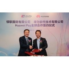 Alex Zhang (right), President of Huawei Consumer Cloud Service, and Larry Wang (left), Vice President of UnionPay International, attended the signing ceremony.
