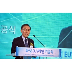 Kinam Kim, President & CEO of Device Solutions at Samsung Electronics, gives a speech at the groundbreaking ceremony for Samsungs new EUV (extreme ultraviolet) line in Hwaseong, Korea.