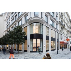 Apple Kärntner Straße is located on the famous pedestrian shopping street between St. Stephen’s Cathedral and the Vienna State Opera.