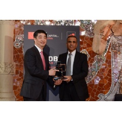 Ken Hu, Rotating and Acting CEO of Huawei (left), accepting GSMA Award for Outstanding Contribution to the Mobile Industry from Sunil Bharti Mittal, Chairman of GSMA (right) in Barcelona
