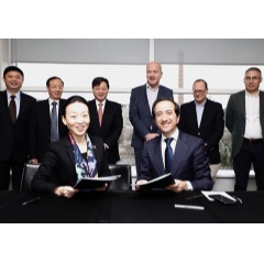 From left to right: Meng Shusen, General Manager of Global Business of China Unicom and Vicente Muñoz, Chief IoT Officer of Telefónica