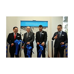Agilent Executives cutting the ribbon