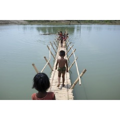 © UNICEF/UN0203395/Sokol
Rohingya children from Myanmar play on a bamboo bridge crossing a shallow body of water at high tide in Shamlapur refugee camp, Cox’s Bazar District, Bangladesh.