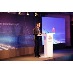 Alex Duan speaking at the Huawei Optical Innovation Forum