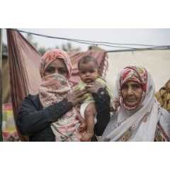 Internally Displaced People (IDPs) from Hodiedah in front of damaged building. Photo: WFP/Fares Khoailed