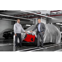 Peter Kssler, Board of Management Member for Production and Logistics at AUDI AG and Chairman of the Board of Directors of Audi Brussels (on the right), peers the first Audi e-tron models from series production.