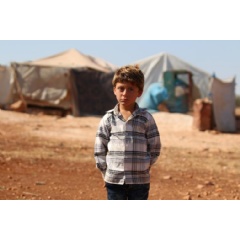   UNICEF/UN0233870/Al Shami

In rural Idlib, Syrian Arab Republic, an internally displaced boy stands near his temporary shelter.
