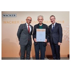 Professor Herbert W. Roesky (center) was distinguished with the WACKER Silicone Award 2018. He was congratulated by WACKER Executive Board member Auguste Willems (r) and WACKER SILICONES President Dr. Robert Gnann.