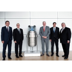In front of the model of a Starlith® 19xyi lens from ZEISS. Classic lithography optics such as the ZEISS Starlith 19xyi form the basis for the success story of SMT, which is now culminating in the production readiness of EUV lithography.