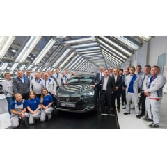 Members of the board and of the management of both group brands were accompanying the production start of the SEAT Tarraco together with employees of the Wolfsburg plant.
The SEAT Tarraco is not yet for sale.