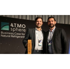 Manuel Frschle (left) accepted the award for GEA at the Atmosphere Europe conference in Italy. (Photo: shecco)