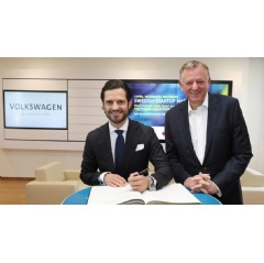 HRH Carl Philip, Prince of Sweden, is signing the Volkswagen guest book
from left: HRH Carl Philip, Prince of Sweden next to Andreas Renschler, CEO of TRATON SE and a Member of the Volkswagen Aktiengesellschaft Board of Management