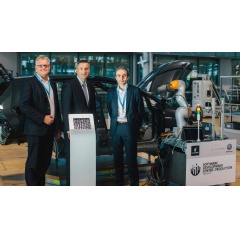 From left: Kai Siedlatzek (Managing Director Finance & Controlling Volkswagen Saxony), Martin Dulig (Saxon Minister of Economics, Labour and Transport) & Peter Garzarella (Head of IT Software Development Volkswagen Group).