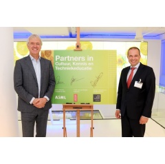 Peter Wennink (CEO and President of ASML) and Adriaan Dönszelmann (Managing Director and acting General Director of the Van Gogh Museum) and the signed agreement. Photo: Bart Overbeeke.