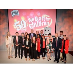 The winning teams from Brazil, South Africa and Turkey received the donations from Simone Bagel-Trah (left), Chairwoman of the Supervisory Board and of the Shareholders’ Committee of Henkel