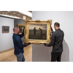 ’The Angelus’, one of Millet’s best-known works, has arrived at the Van Gogh Museum. From 4 October, the painting will go on display for the first time in the Netherlands, as part of the exhibition ’Jean-François Millet: Sowing the Seeds of Modern Ar