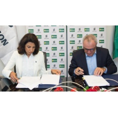 Nora Wahby, Head of Ericsson West Africa and Morocco, and Patrick Pisal Hamida, CEO, Telma, signing the contract.