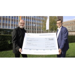 Gunnar Kilian (right) and Bernd Osterloh with the symbolic check for the donation of €150,000 to the International Auschwitz Committee