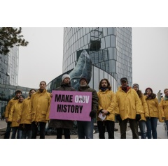 Greenpeace Austria activists stage a symbolic oil spill with giant whale sculptures outside the headquarters of Austrian oil and gas giant, OMV.
Credit:
© David Visnjic / Greenpeace