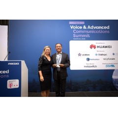 Zhao Yue (right), President of CS&IMS Product Line of Huawei Cloud Core Network, receiving the awards